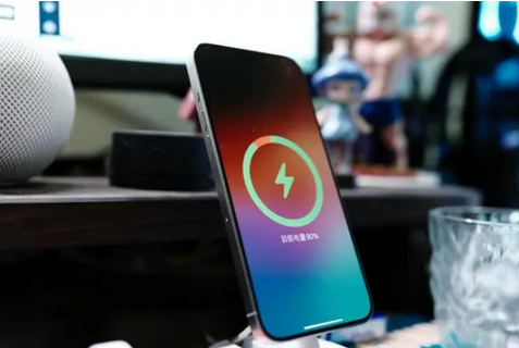 灯塔苹果15换屏服务分享用什么充电器给iPhone15充电更好 